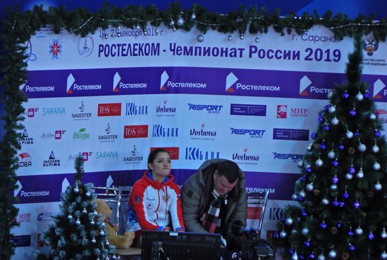 Евгения Медведева узнала оценки. Рядом с ней её тренер Брайан Орсер. Фото: Наталья Шадрина
