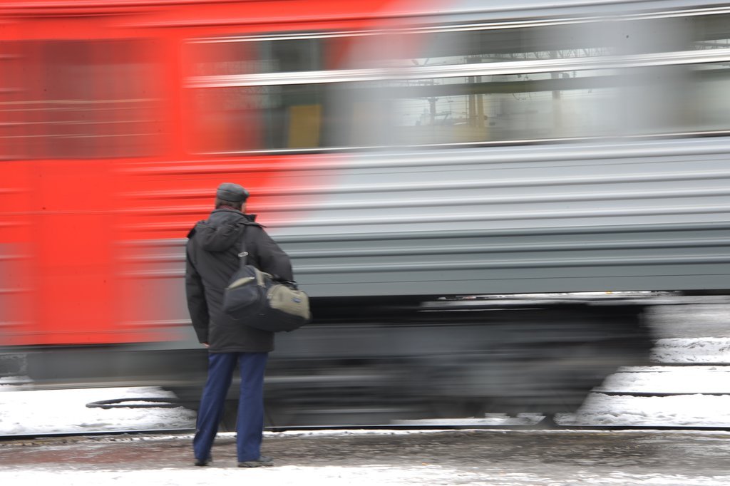 Пассажир на перроне железнодорожного вокзала