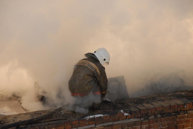 Спасатели тушит пожар на крыше