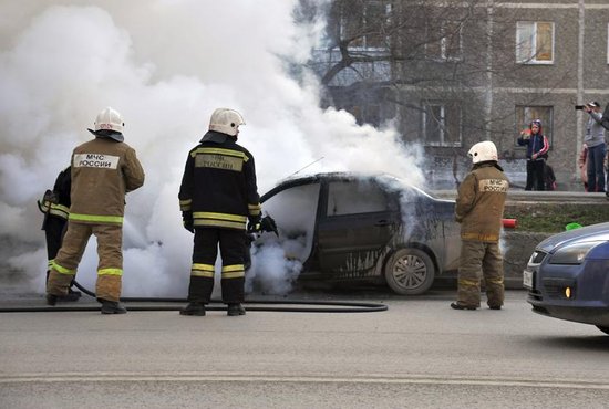 На место происшествия выехали пять спасателей на двух пожарных машинах. Фото: Павел Ворожцов