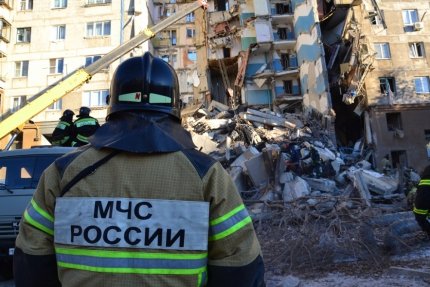 Сейчас из-под завалов извлечены тела 7 человек, судьба ещё 37 граждан, которые в момент обрушения могли находиться в квартирах, неизвестна. Фото: пресс-служба ГУ МЧС по Челябинской области
