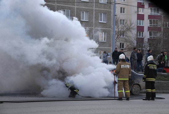 Огонь потушили в течение двух минут, однако иномарку спасти не удалось. Фото: Павел Ворожцов