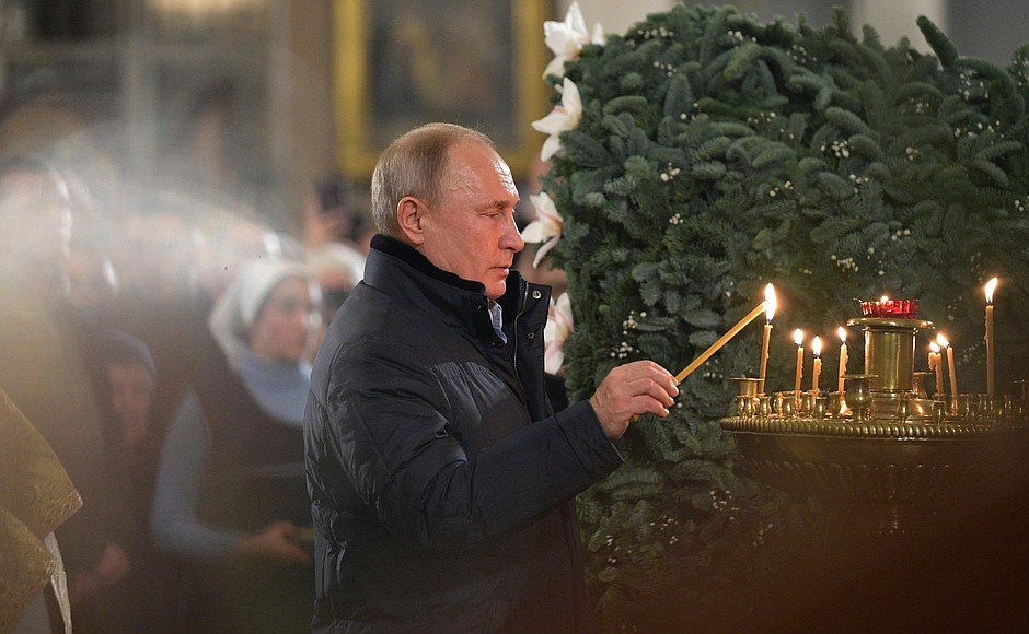 Владимир Путин на богослужении