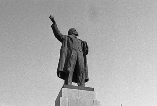 Памятник Ленину на главной площади Ревды никто не планировал сносить. Фото: Алексей Кунилов