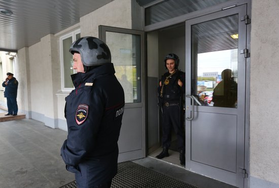После поступления тревожных сообщений из зданий были эвакуированы все сотрудники школ. Фото: Владимир Мартьянов