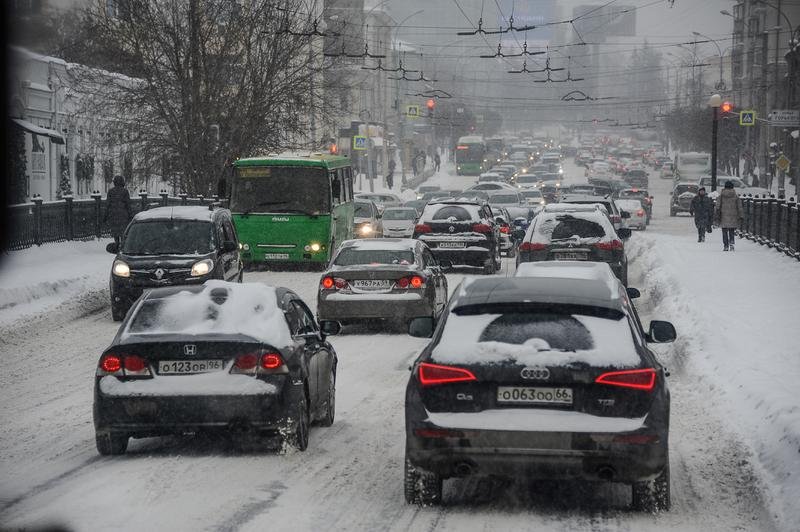 Машины едут в снегу