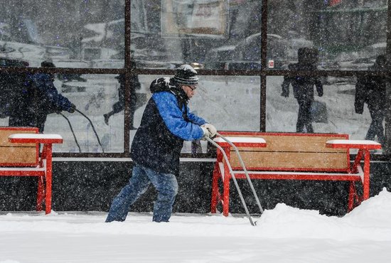 Сегодня днём коммунальщики продолжат расчищать улицы от снега. Фото: Владимир Мартьянов
