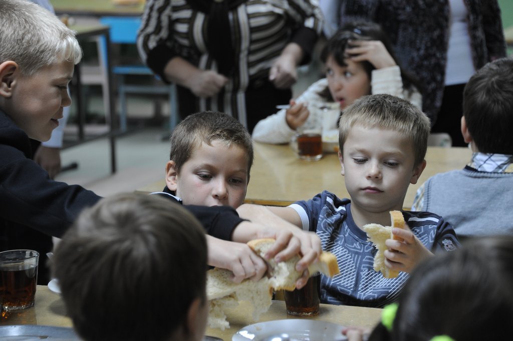 Школьники едят в столовой
