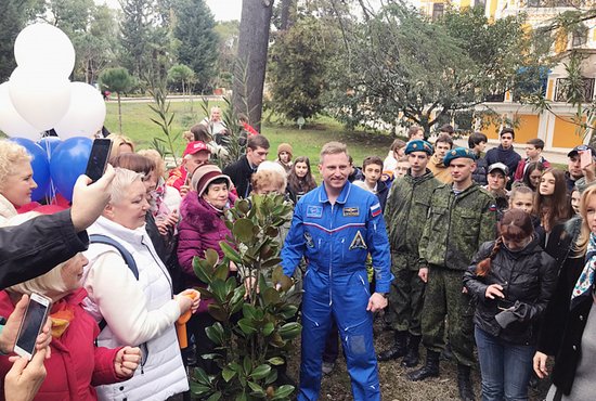 В Сочи космонавт Сергей Прокопьев активно отдыхает и передаёт большой привет уральцам. Фото:  Администрация города Сочи