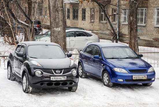 Штраф для физических лиц за парковку на газоне составляет от трёх до пяти тысяч рублей. Фото: Владимир Мартьянов