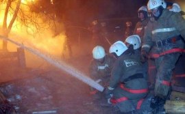 На борьбу с огнём ушло около часа. Фото: пресс-служба ГУ МЧС по Свердловской области