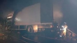 Спасатели тушат загоревшийся прицеп грузовика