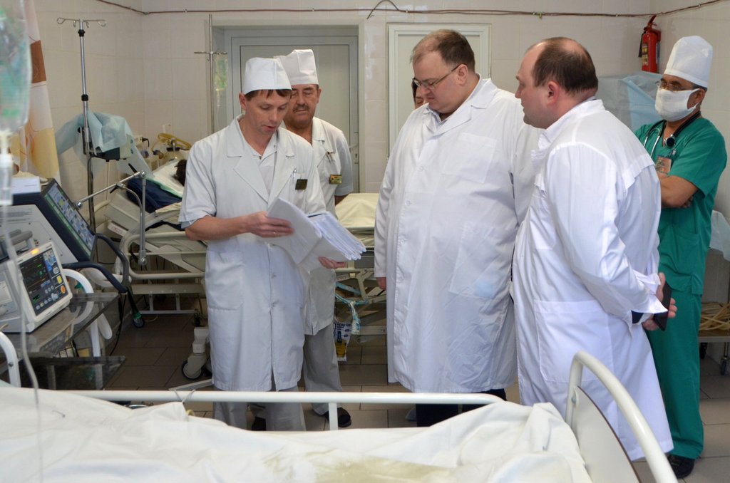 Андрей Цветков посещает больницу в Серове