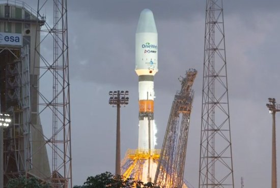 Группировка из космических аппаратов должна обеспечить жителей всей планеты высокоскоростным спутниковым Интернетом. Фото: Arianespace