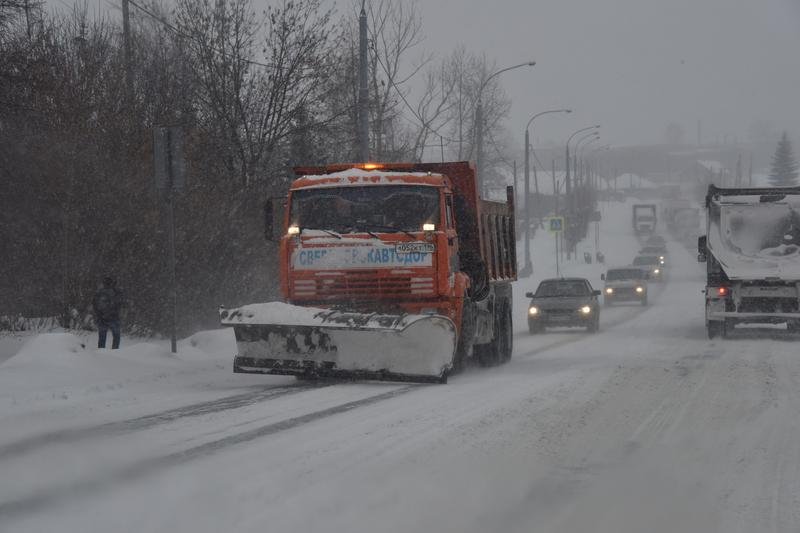 Водителей попросили не затруднять работу снегоуборочной техники