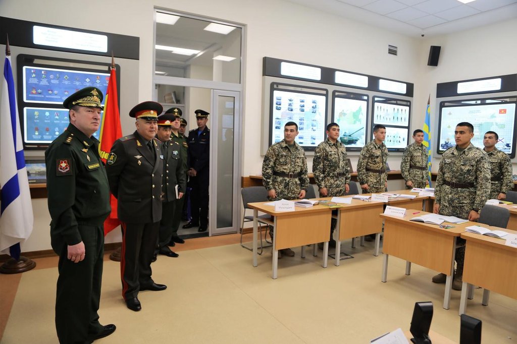 Командующий войсками ЦВО Александр Лапин (слева) и Павел Эргашев (второй слева)