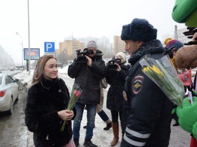 Сотрудники ГИБДД поздравили автоледи с Международным женским днём. Фото: ГИБДД Екатеринбурга
