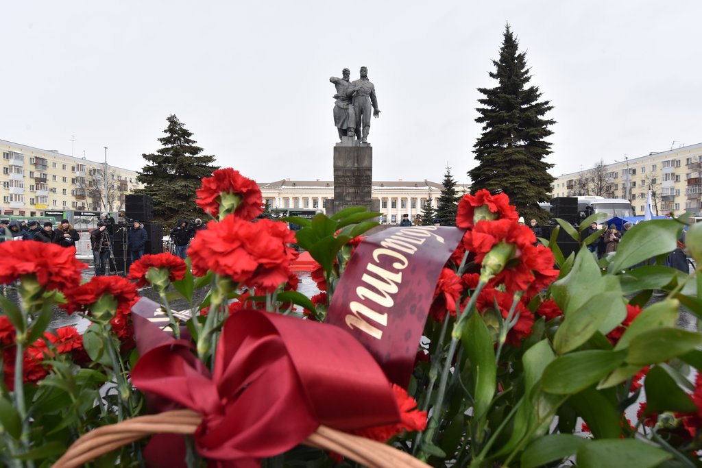 Возложение цветов к памятнику на площади Уральского добровольческого танкового корпуса