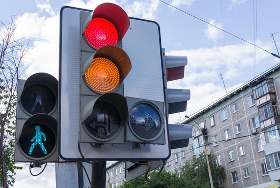 В Екатеринбурге ищут подрядчика, который займётся ремонтом городских дорог, заменит светофоры и установит дорожные знаки. Фото: Александр Исаков