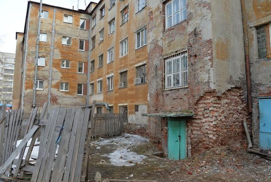 К сентябрю 2025 года из аварийного жилья расселят более 18 тыс. свердловчан. Фото: Александр Зайцев