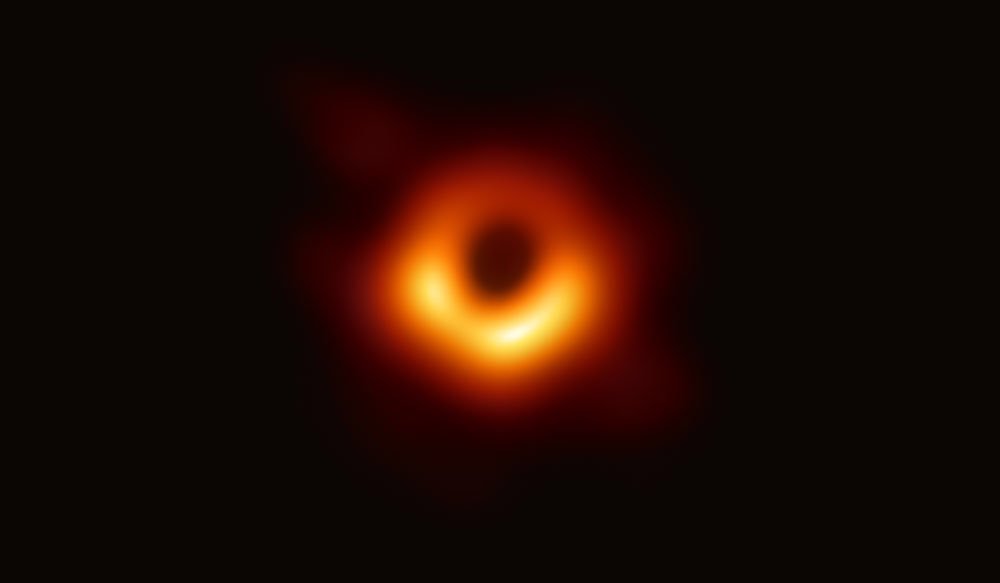 Первое изображение чёрной дыры