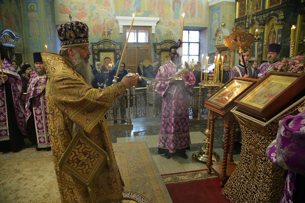 В канун торжества митрополит Кирилл совершил всенощное бдение в Свято-Троицком кафедральном соборе Екатеринбурга.