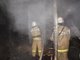 Оба автомобиля и здание пилорамы оказались полностью уничтожены огнём. Фото: пресс-служба ГУ МЧС России по Свердловской области