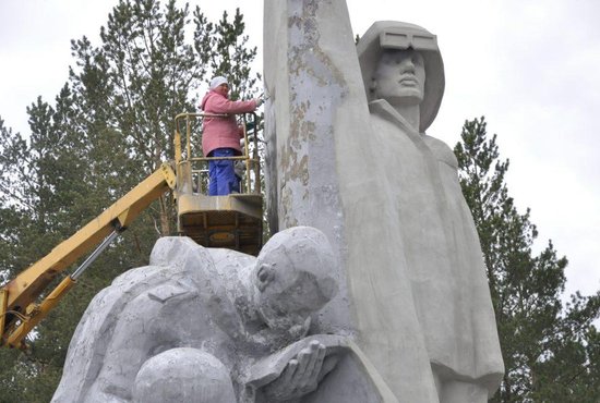 Сначала рабочие чистят монументы, затем штукатурят, шпаклюют и грунтуют. Фото: пресс-служба администрации Первоуральска