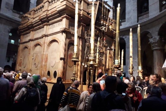 Благодатный огонь патриарх Иерусалима вынес из Кувуклии - часовни в центре Храма Гроба Господня Фото: Лариса Хайдаршина
