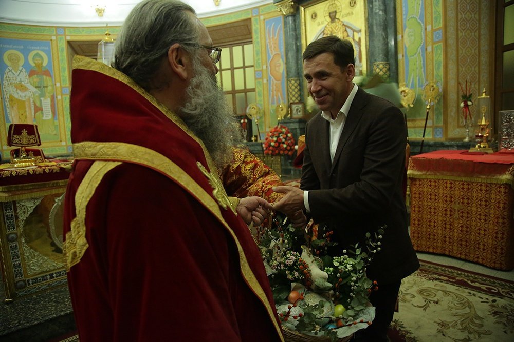 Глава региона принял участие в главном пасхальном богослужении в Екатеринбурге.