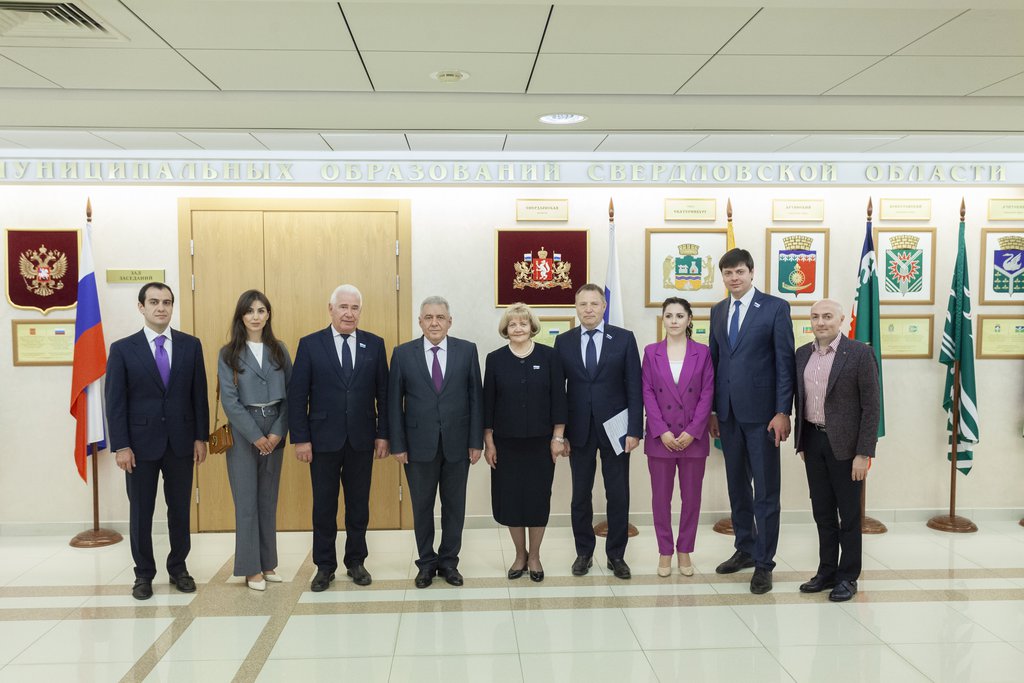 Для делегации Республики Армения была организована экскурсия по зданию регионального парламента