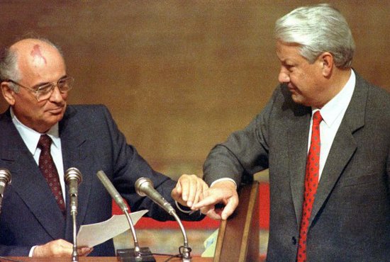 Первые и самые мучительные шаги российской демократии. На трибуне первый и единственный Президент СССР Михаил Горбачёв и уже избранный Президентом Российской Федерации Борис Ельцин.