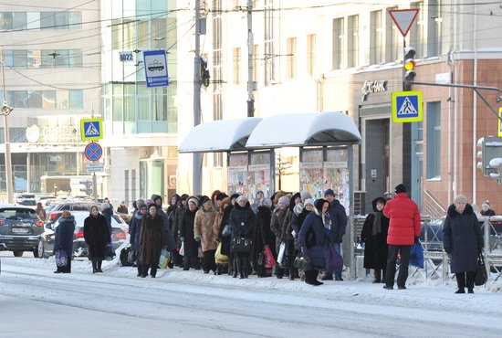 Остановки транспорта уже не вмещают всех ожидающих пассажиров. Фото: Павел Ворожцов