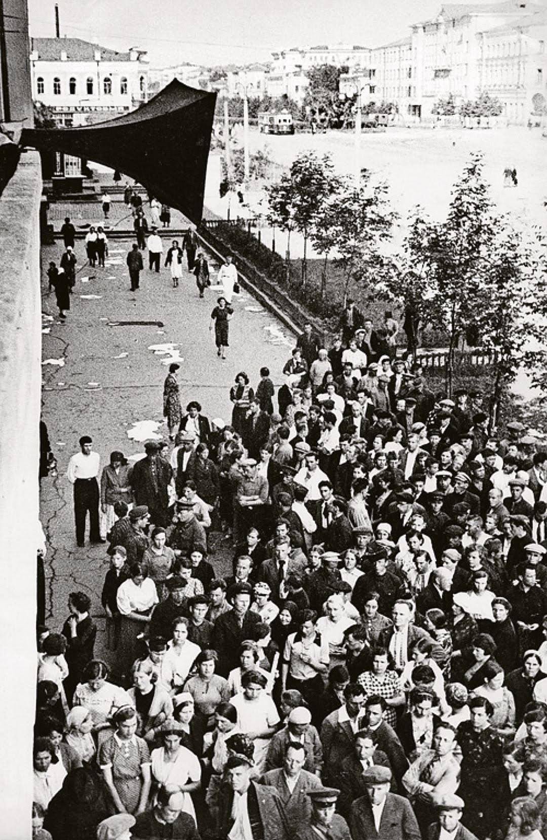 Июнь, 1941 год. Свердловчане у городской администрации слушают историческую речь о нападении фашистской Германии на Советский Союз