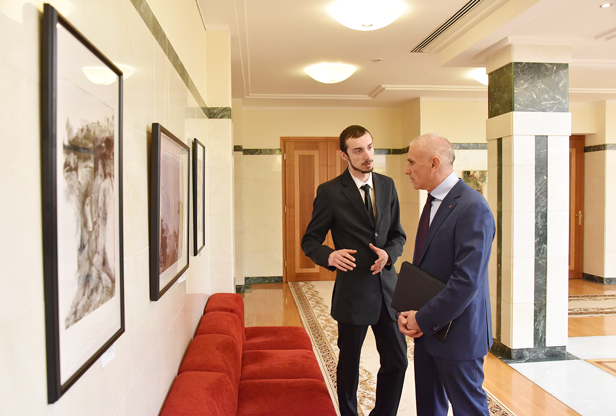 Генеральный консул Республики Кипр в Екатеринбурге Георгиос Каллигас осматривает выставку уральских художников