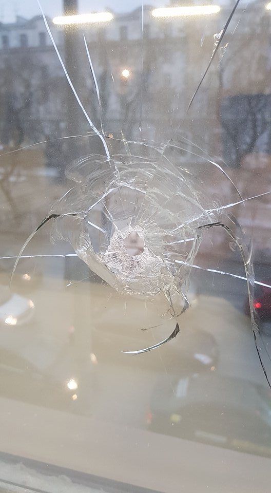 Пуля пробила окно