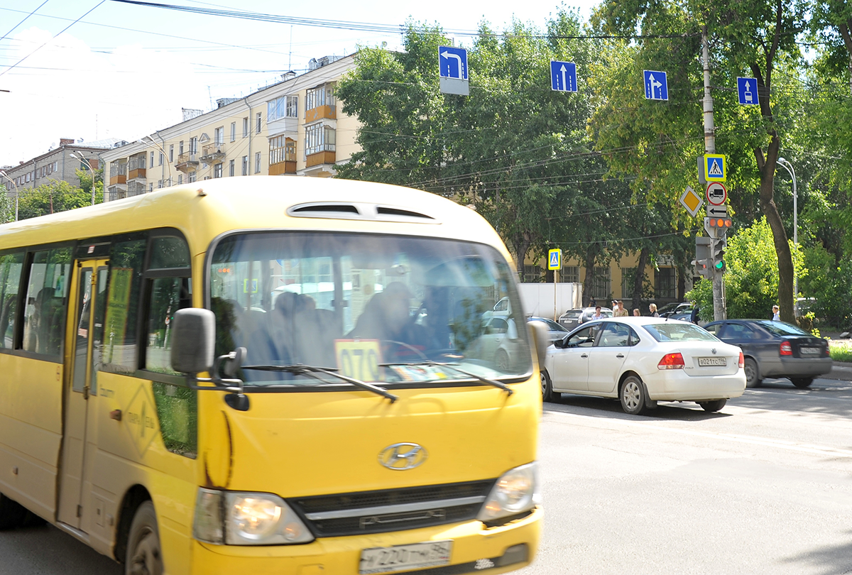 Микроавтобус на улице Малышева в Екатеринбурге