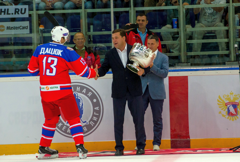 Трофей из рук губернатора Свердловской области Евгения Куйвашева получил капитан команды – Павел Дацюк.
