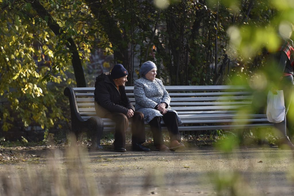 Осень в Екатеринбурге. Пожилая пара на скамейке