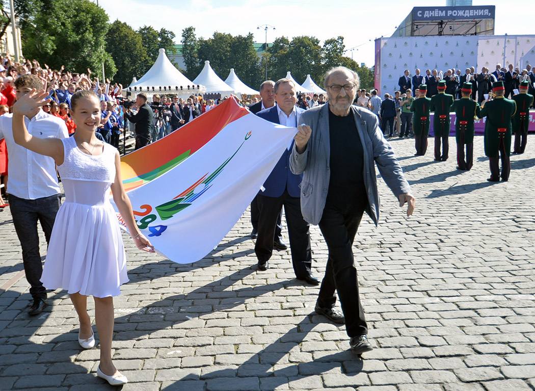 Виталий Волович помогает нести флаг Дня города в Екатеринбурге