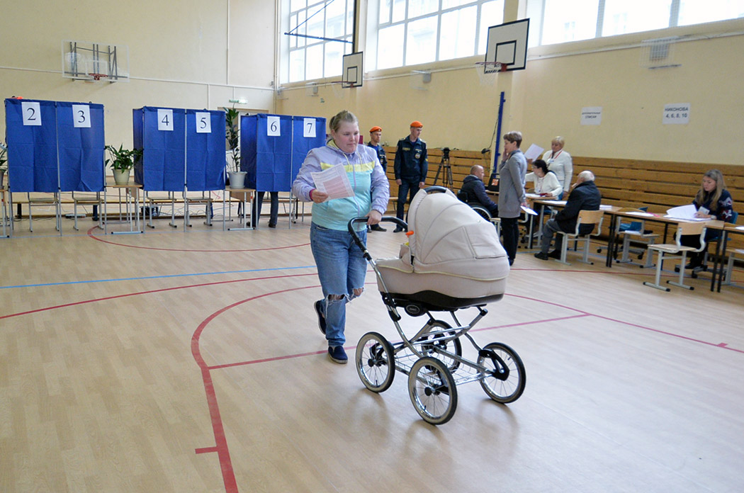Благодаря пандусам попасть на избирательный участок стало легче не только инвалидам, но и избирателям с маленькими детьми