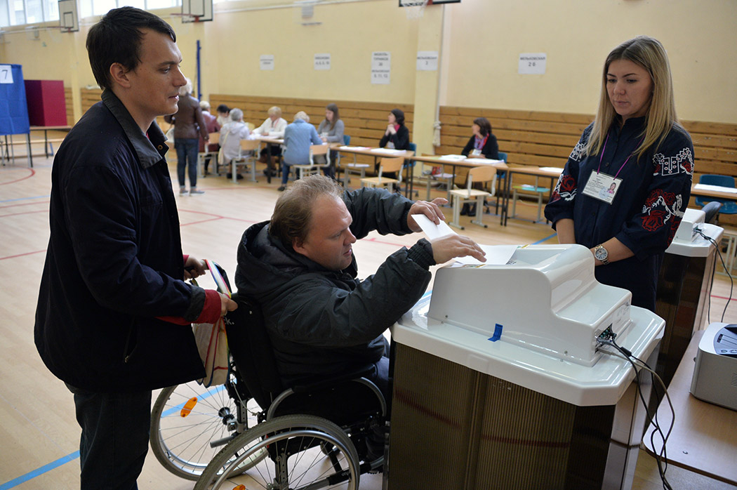 Инвалид-колясочник на избирательном участке