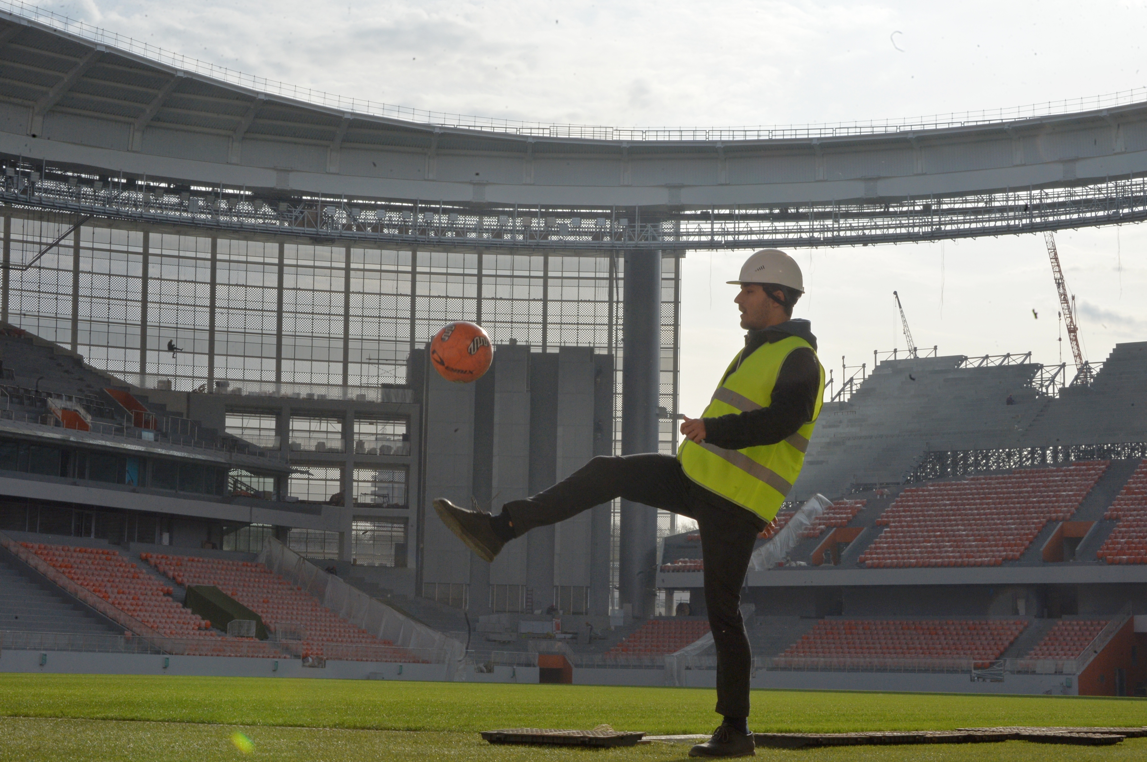 Строитель первым играет в мяч на новом Центральном стадионе в Екатеринбурге