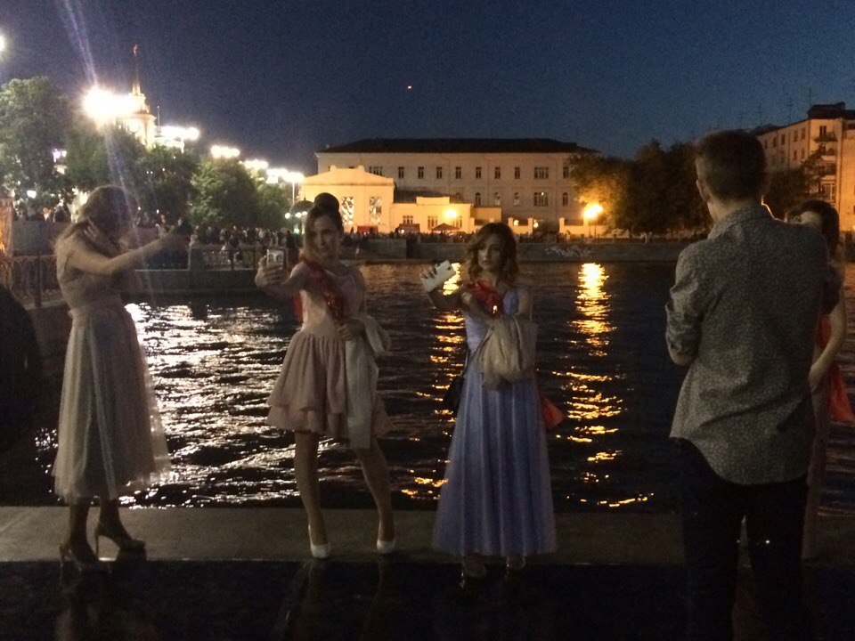 Выпускники на набережной Городского пруда #ночьмузыки